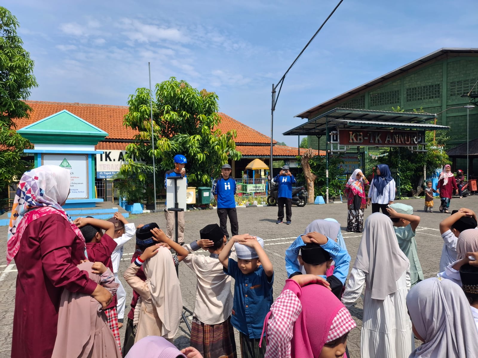 Edukasi Kebencanaan Gempa Bumi di Lapangan KB-TK ANNUR 