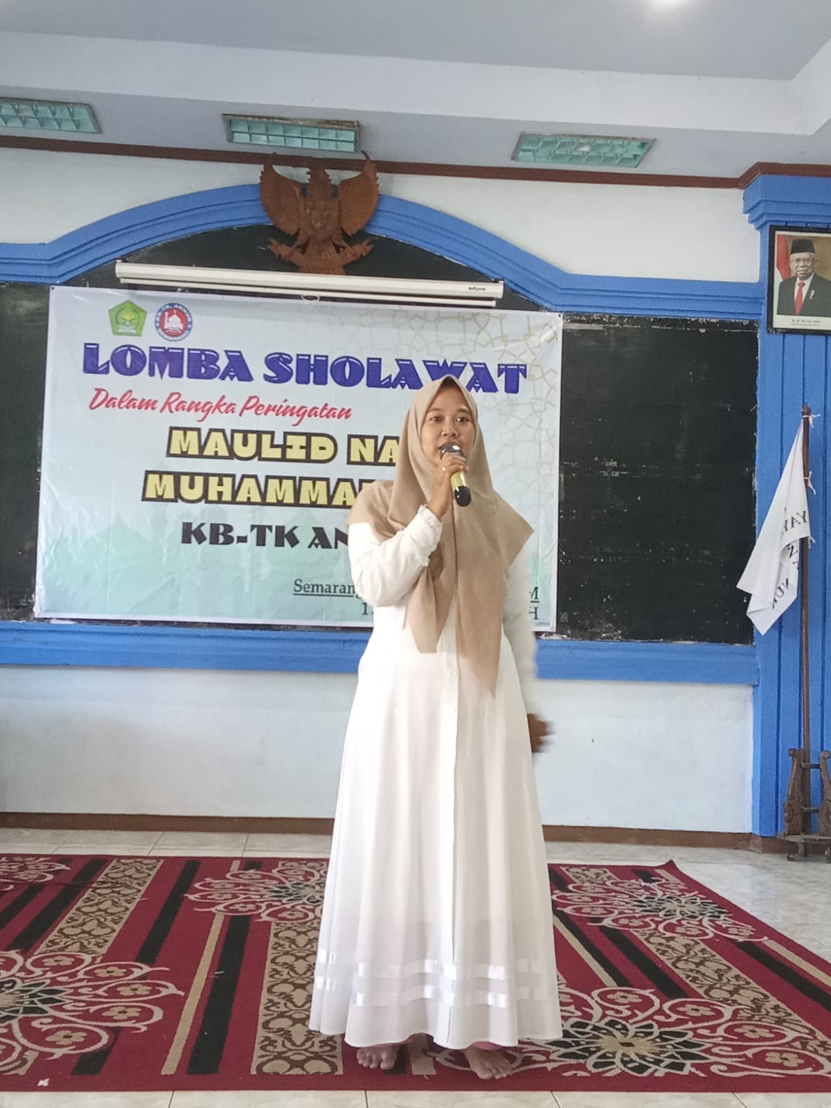 Pembukaan acara lomba sholawat dalam rangka Maulid Nabi oleh  Bu Anik Khotimah S.Ag selaku MC